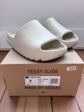 2019/2020 OG Release
Adidas Yeezy Slide "Bone" Men's 7
Used With Box FW6345